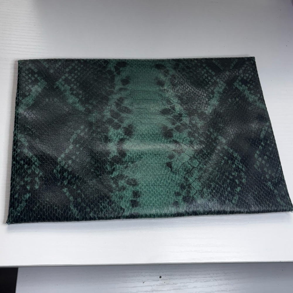 BCBG SNAKE SKIN ENVELOPE CLUTCH
BCBGMaxAzria - Picture 2 of 4